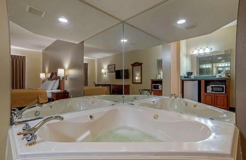 Flowood Hotel | Econo Lodge Inn & Suites