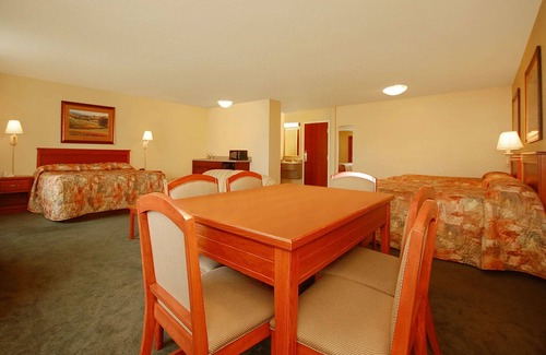 Kearney Hotel | Econo Lodge Inn & Suites