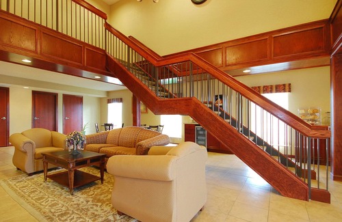 Kearney Hotel | Econo Lodge Inn & Suites