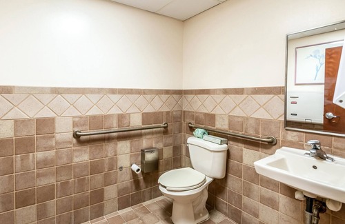Middletown Hotel | Econo Lodge Inn & Suites