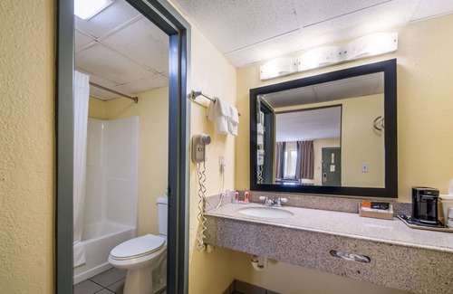 Kearney Hotel | Econo Lodge Kearney - Liberty