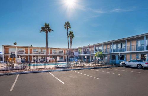 Westown Commercial Center Cabin | Econo Lodge Phoenix North I-17