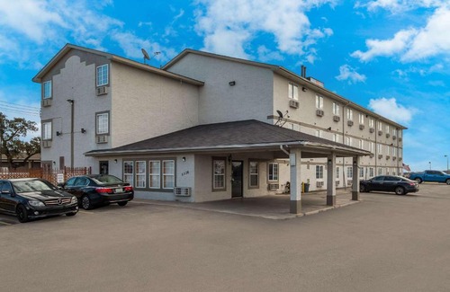 San Antonio Cabin | Econo Lodge San Antonio near SeaWorld - Medical Center