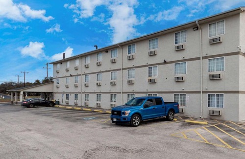 San Antonio Cabin | Econo Lodge San Antonio near SeaWorld - Medical Center