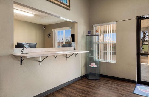 San Antonio Cabin | Econo Lodge San Antonio near SeaWorld - Medical Center