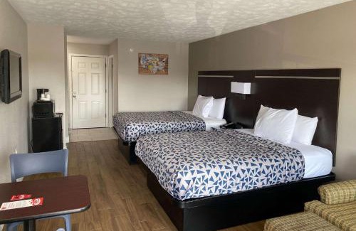Sevierville Cabin | Econo Lodge Sevierville-Pigeon Forge on the River