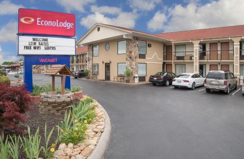 Sevierville Cabin | Econo Lodge Sevierville-Pigeon Forge on the River