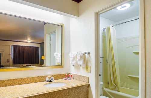 South Holland Hotel | Econo Lodge South Holland - Chicago Southland