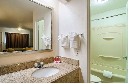 South Holland Hotel | Econo Lodge South Holland - Chicago Southland
