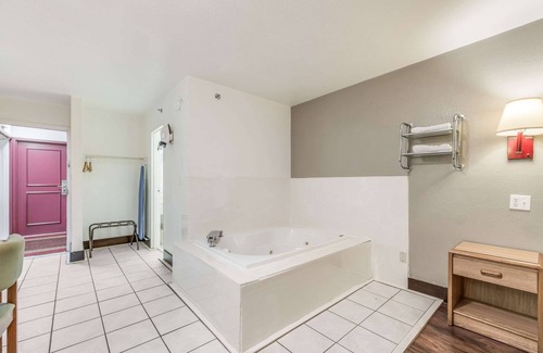 Sedalia Hotel | Econo Lodge Truman Inn