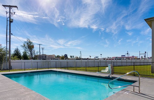 Caddo Valley Hotel | Econo Lodge