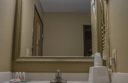 Canton Hotel | Econo Lodge