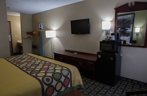 Canton Hotel | Econo Lodge