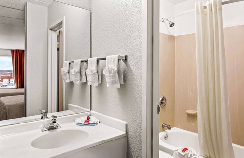 Willowbrook Hotel | Econo Lodge