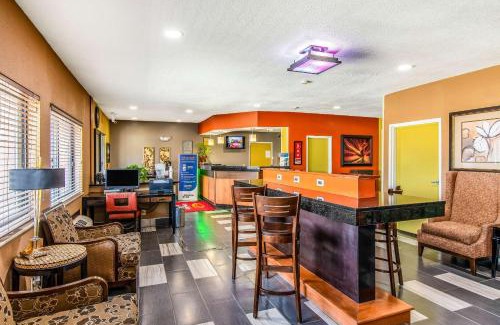 Southwest Topeka Hotel | Econo Lodge Wanamaker