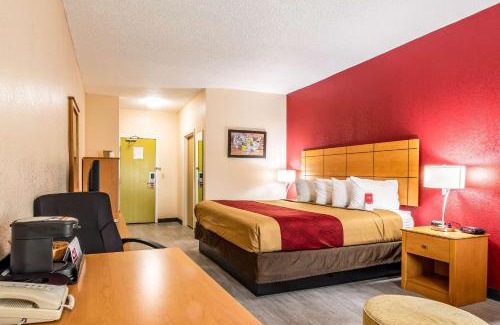Southwest Topeka Hotel | Econo Lodge Wanamaker