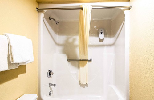 Watertown Hotel | Econo Lodge Watertown