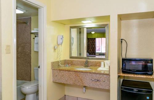 Weldon Cabin | Econo Lodge Weldon - Roanoke Rapids
