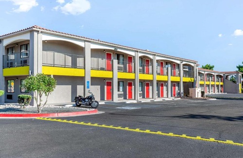 Northwest Heights Cabin | Econo Lodge West - Coors Blvd