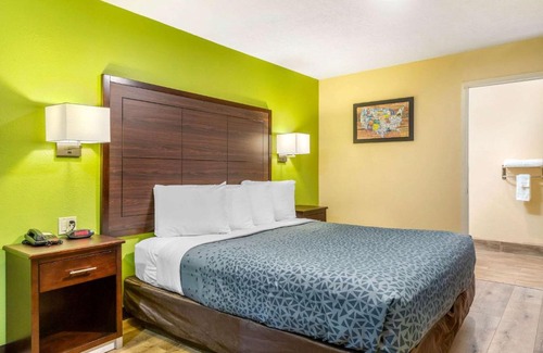 Northwest Heights Cabin | Econo Lodge West - Coors Blvd