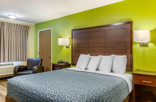 Northwest Heights Cabin | Econo Lodge West - Coors Blvd