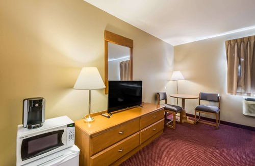 Rice Lake Hotel | EconoLodge by Choice Hotels Rice Lake