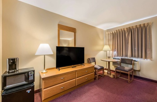 Rice Lake Hotel | EconoLodge by Choice Hotels Rice Lake