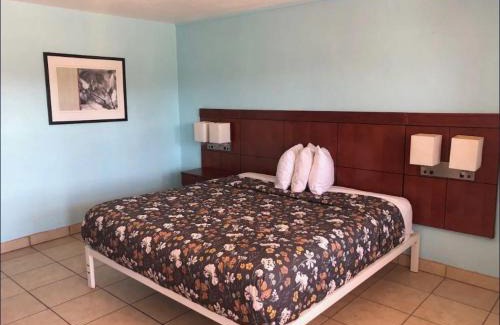 Cypress Gardens Hotel | Economy Suites