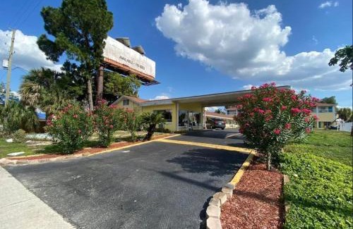 Cypress Gardens Hotel | Economy Suites