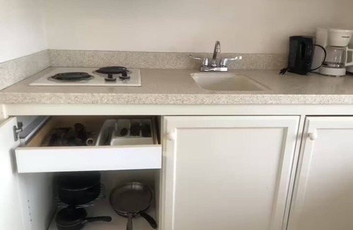 Hamilton Apartment | ED 11 Pool, Queen bed, Hamilton Bermuda - Unit 11