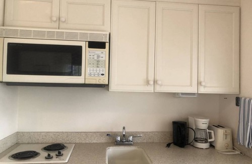 Hamilton Apartment | ED 11 Pool, Queen bed, Hamilton Bermuda - Unit 11