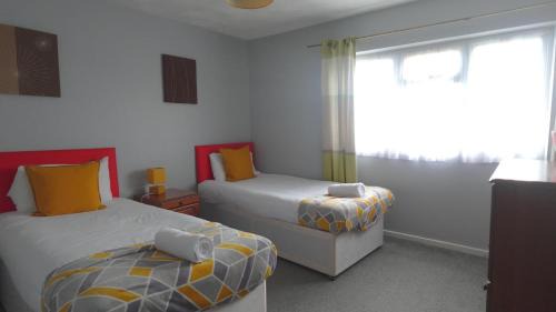 Dunstable House | Eddiwick House - Huku Kwetu Dunstable -Spacious 4 Bedroom House - Beds Suitable for Builders and Contractors