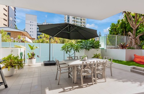 Coolangatta Apartment | Eden Apartments Unit 101 Modern unit easy walk to beaches, clubs and shops, Wi-Fi Inc.