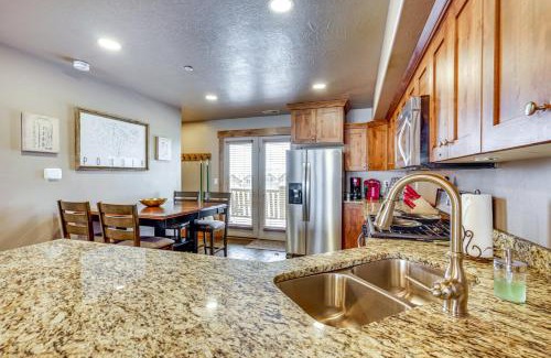 Eden Apartment | Eden Condo with Community Hot Tub, Close to Skiing