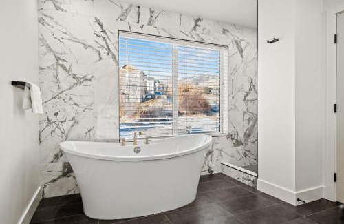 Eden House | Eden Empire with Hot Tub and Game Room Wkly Disc