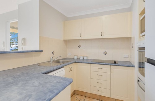 Coolangatta Apartment | Eden Towers Unit 5 Great location with Ocean views, Linen included and Wi-Fi Inc.