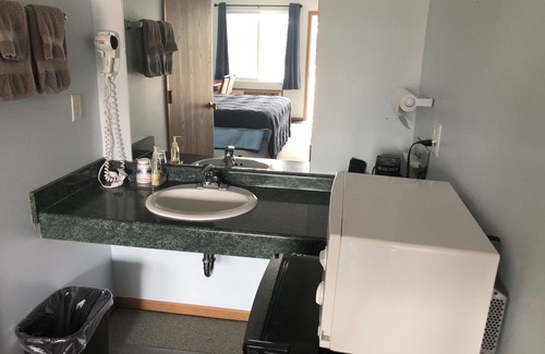 New Lisbon Hotel | Edge Of The Woods Motel