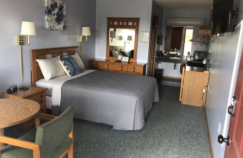 New Lisbon Hotel | Edge Of The Woods Motel
