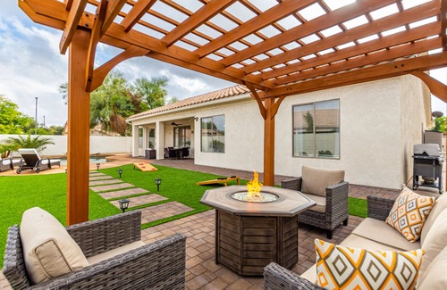 Palm Valley House | Edgemont Escape- 3 King Beds, FREE heated pool-seasonal, all the amenities