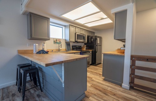 June Lake Condo | Edgewater #4 NEWLY RENOVATED! “GARAGE PARKING“ EN-SUITE KING SIZE BED