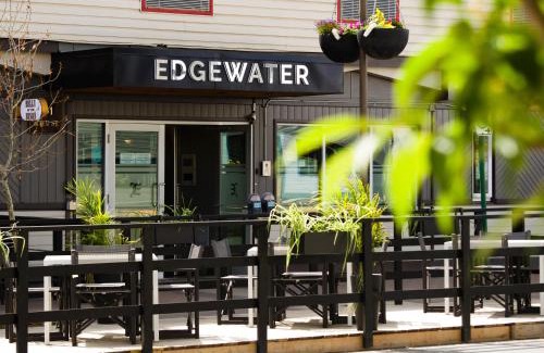 Whitehorse Hotel | Edgewater Hotel