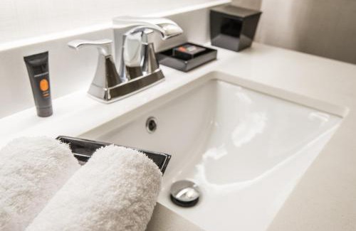 Whitehorse Hotel | Edgewater Hotel