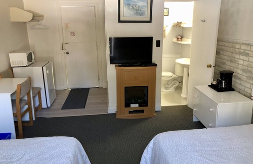 Timiskaming District Hotel | Edgewater Motel & Campground