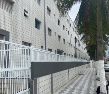 Mirim Apartment | Edifício Malibu- 100 metros da praia-Check-in e Check-out Flexível- Apto com Wi-Fi fibra 600 mega e TV por assinatura com 120 canais