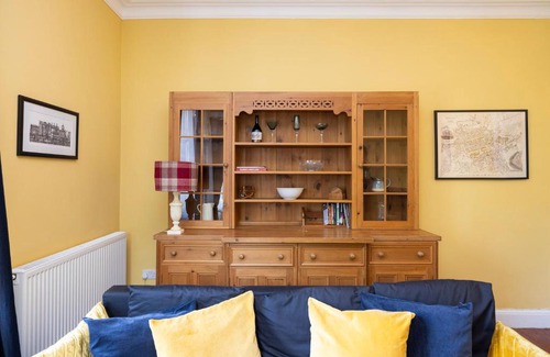Gifford Apartment | Edinburgh Holyrood Park Views Apartment