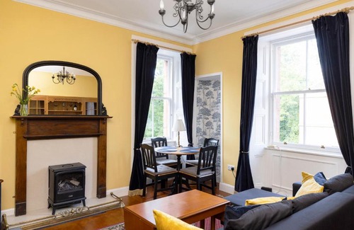 Gifford Apartment | Edinburgh Holyrood Park Views Apartment