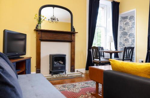 Gifford Apartment | Edinburgh Holyrood Park Views Apartment