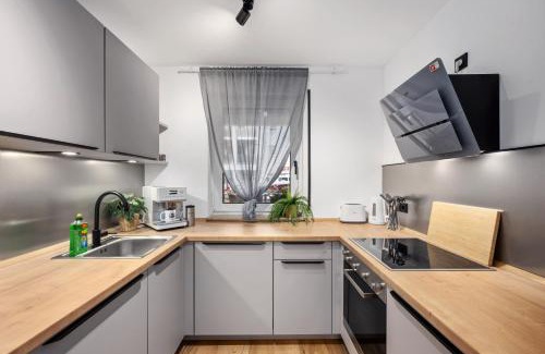 Schloßchemnitz Apartment | EDLER WOHNRAUM Elegantes Apartment mit Balkon, Boxspringbett, Kaffeevollautomat, Lift & Parkplatz