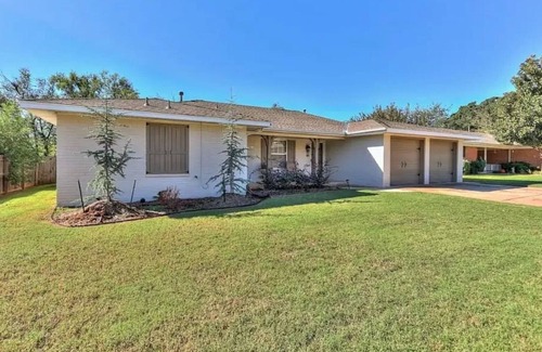 Edmond House | Edmond 4 bedroom, 2.5 bathroom open and peaceful ranch house.