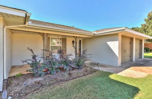 Edmond House | Edmond 4 bedroom, 2.5 bathroom open and peaceful ranch house.